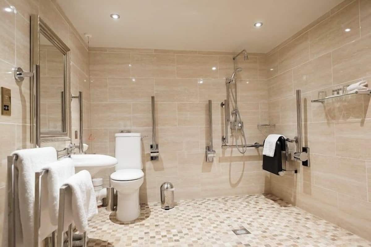 Une salle de bain moderne équipée de toilettes, d’un lavabo et d’une douche.