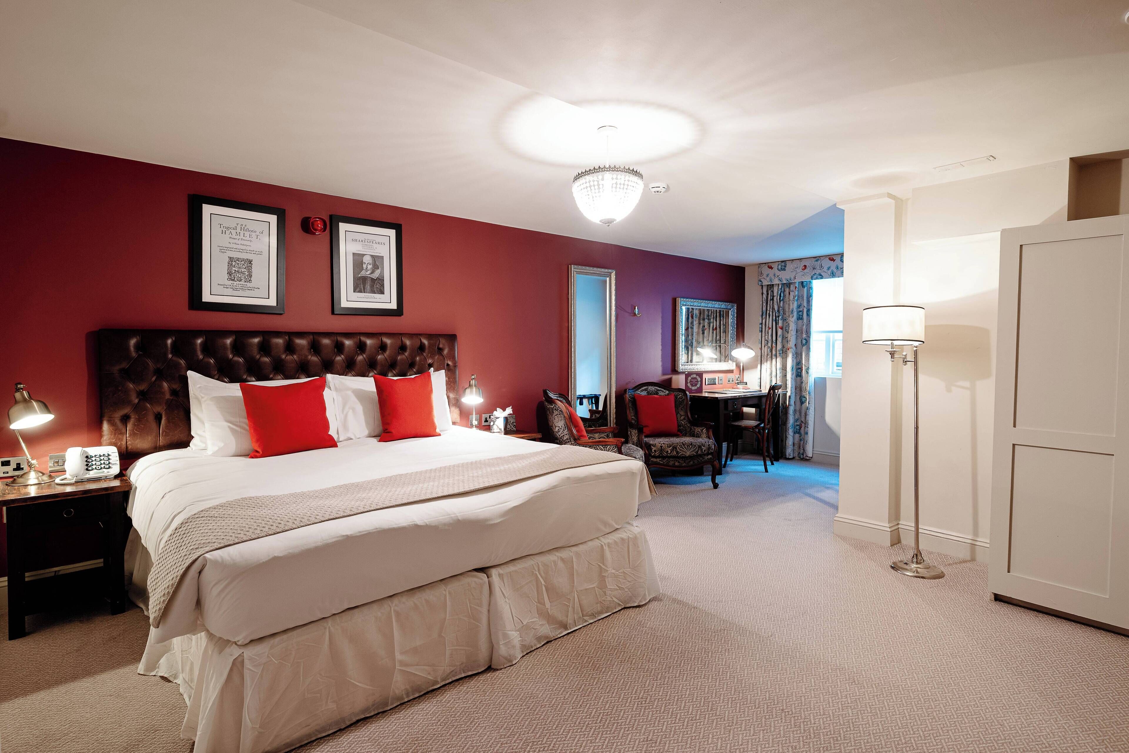 Executive Double or Twin Room | Minibar, in-room safe, desk, blackout drapes