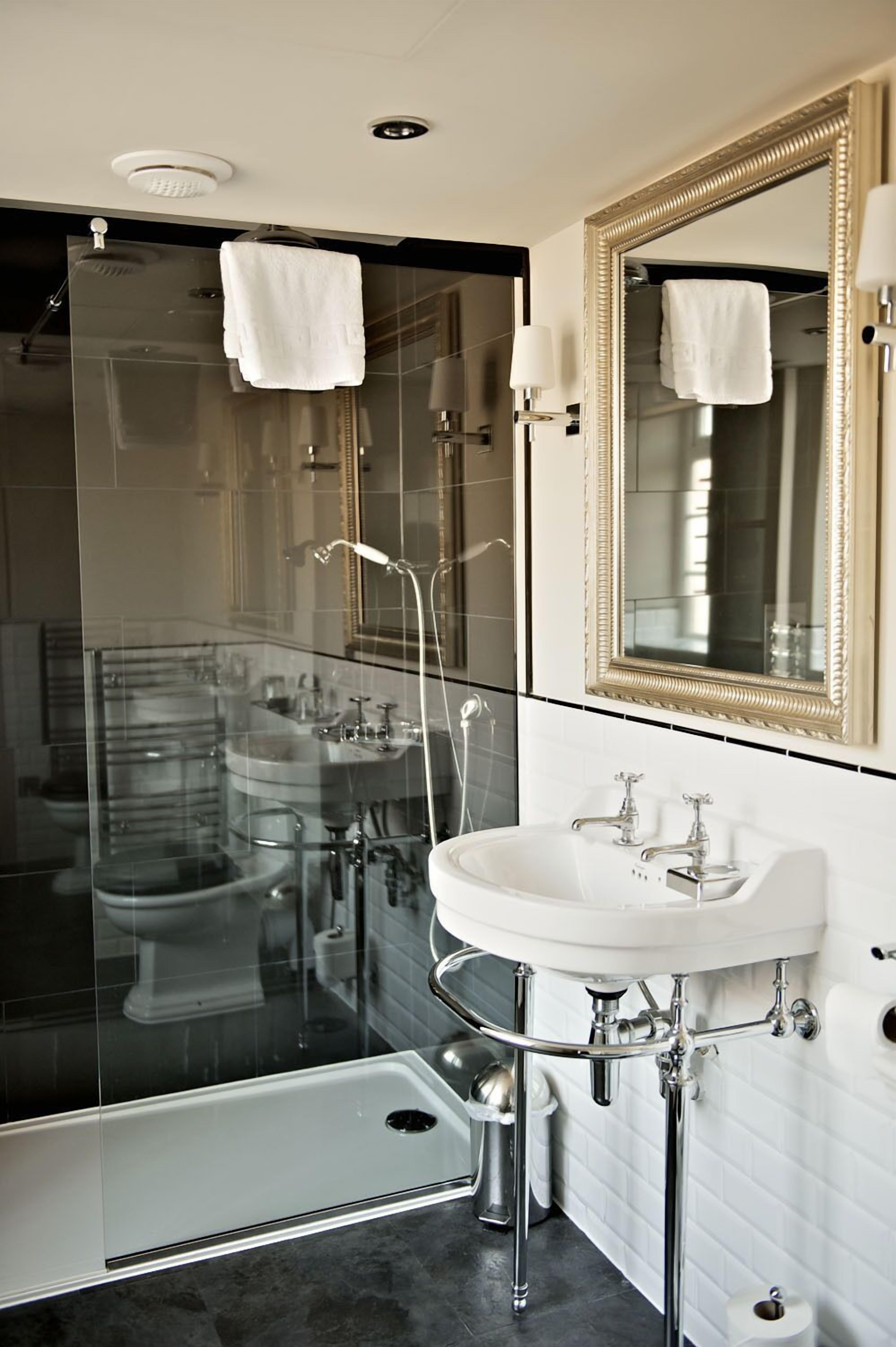 classic twin room | 1 bedroom, minibar, in-room safe, desk