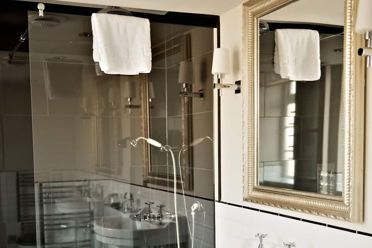 Camera Classic con 2 letti singoli | Minibar, una cassaforte in camera, una scrivania, tende oscuranti