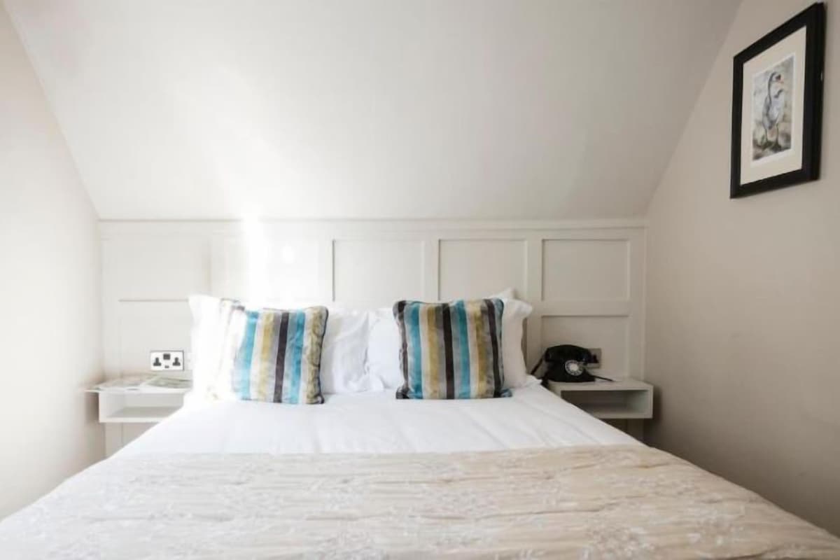 Single Room | Minibar, in-room safe, desk, blackout drapes