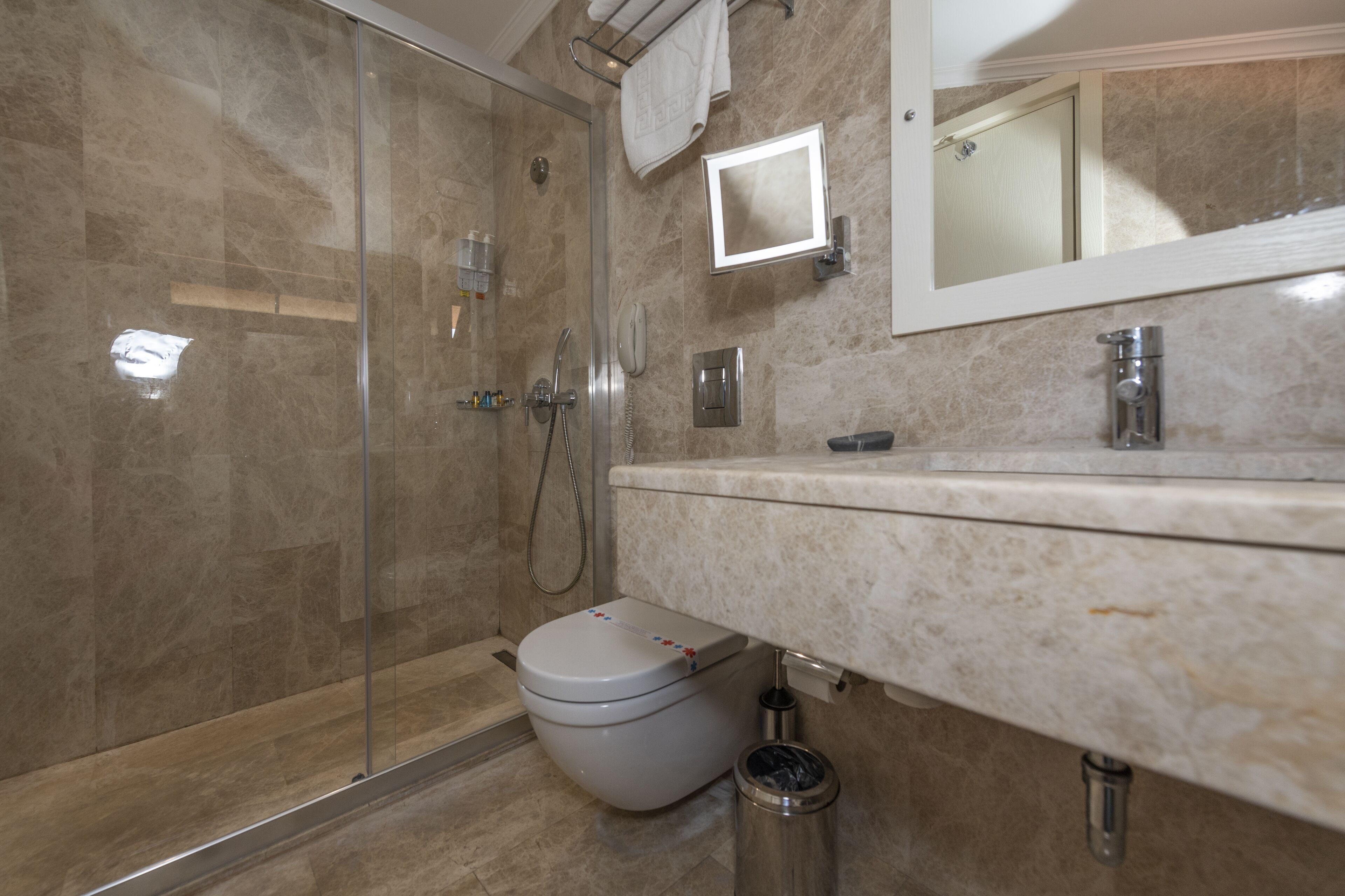 honeymoon room, 1 queen bed, non smoking, corner | bathroom | free toiletries, hair dryer, bathrobes, slippers