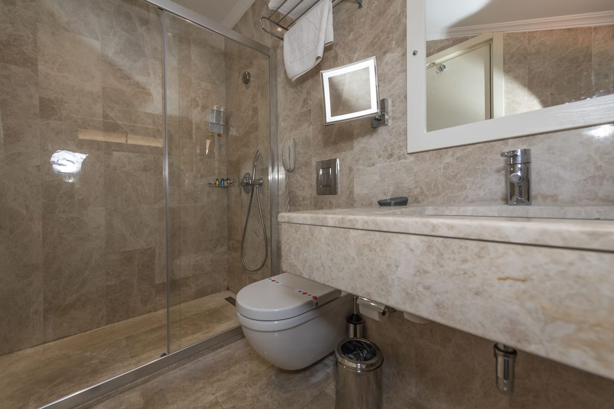 honeymoon room, 1 queen bed, non smoking, corner | bathroom | free toiletries, hair dryer, bathrobes, slippers