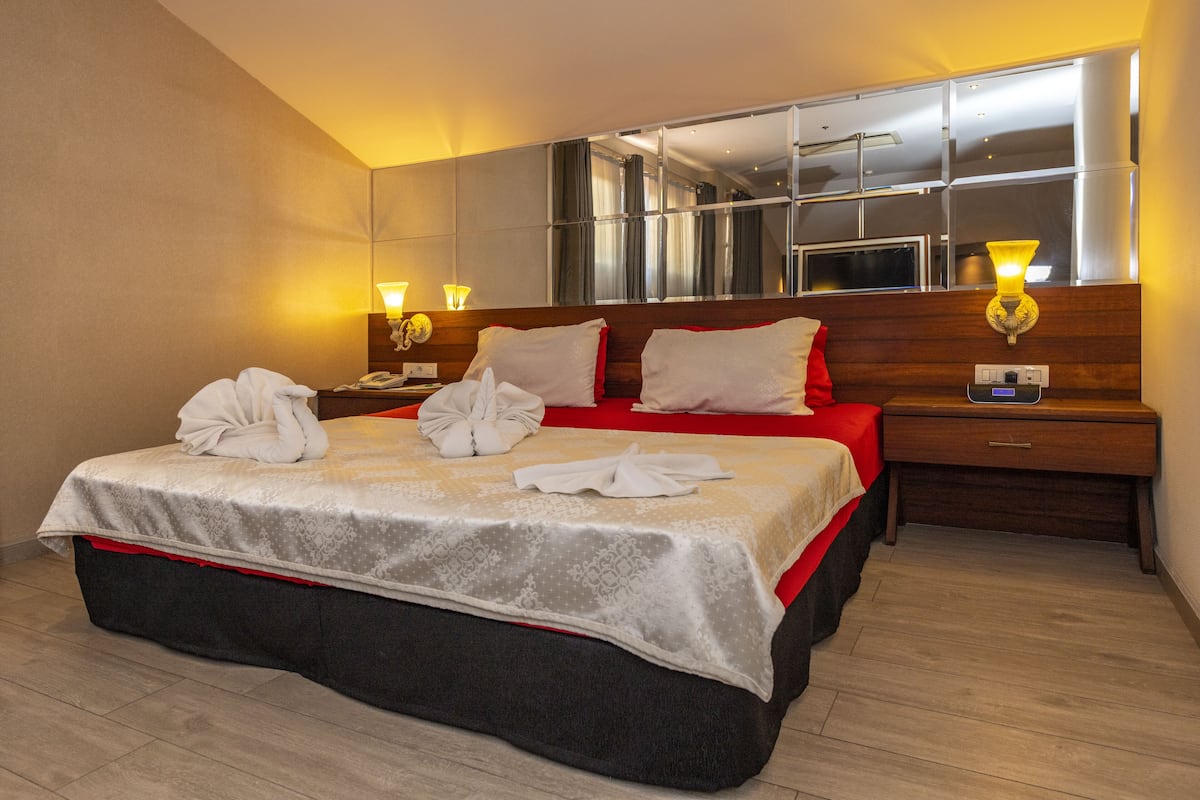 honeymoon room, 1 queen bed, non smoking, corner | 1 bedroom, premium bedding, minibar, in-room safe