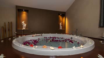Honeymoon Room, 1 Queen Bed, Non Smoking, Corner | Private spa tub