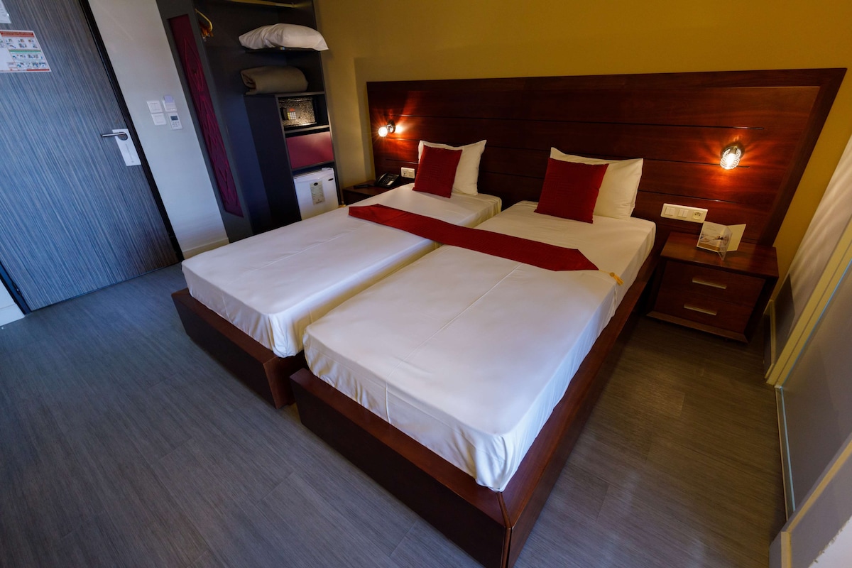 スタンダード ルーム シングルベッド 2 台 バルコニー (17SQM, Free WiFi) | ミニバー、セーフティボックス (室内)、ノートパソコン用作業スペース、防音設備