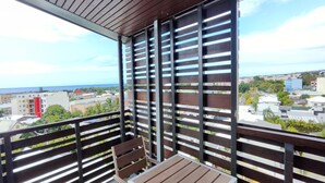 A balcony with a view of a cityscape and the ocean. - Tulip Inn Sainte Clotilde La Reunion (Saint-Denis)
