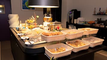 Petit déjeuner buffet (15.9 EUR par personne)