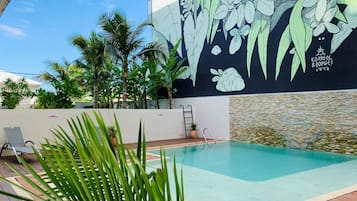 Piscine extérieure, chaises longues