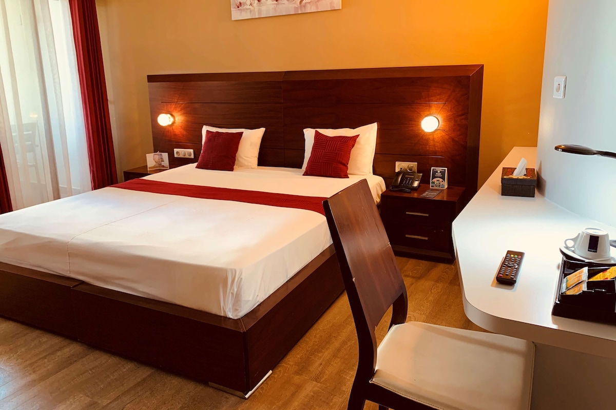 スタンダード ルーム ダブルベッド 1 台 バルコニー (17SQM, Free WiFi) | ミニバー、セーフティボックス (室内)、ノートパソコン用作業スペース、防音設備