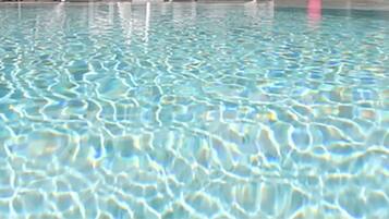 Piscine extérieure, chaises longues