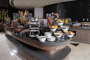 Desayuno buffet diario (EUR 15 por persona)