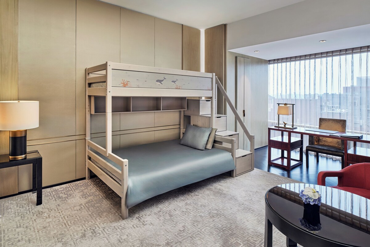 ห้องแฟมิลี่สวีท, วิวสวนสาธารณะ | บริเวณนั่งเล่น | ทีวีจอแอลซีดี 46 นิ้ว พร้อมช่องเคเบิล, ทีวี, เครื่องเล่นดีวีดี