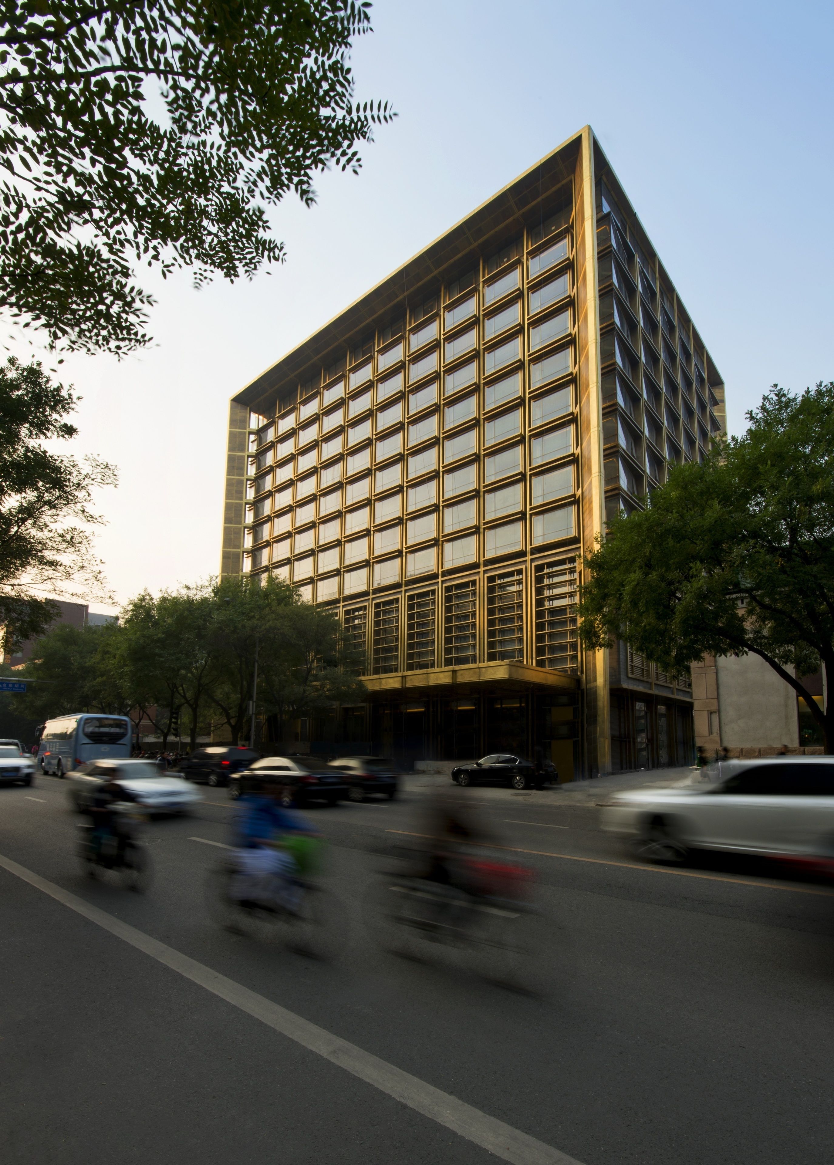Un bâtiment moderne doté d’une façade à fenêtres disposées en réseau et d’un toit plat.