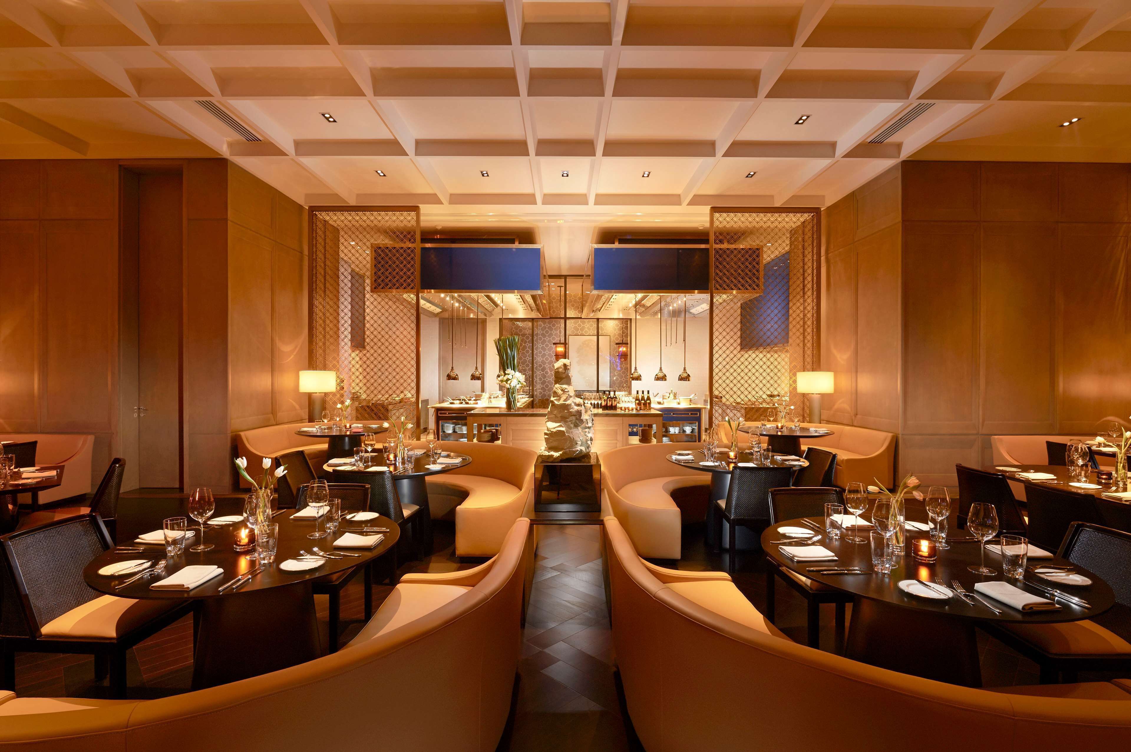 2 restaurants; breakfast, lunch and dinner served 