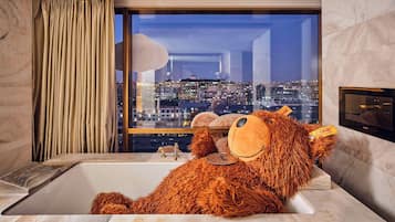 Deluxe Süit, 1 En Büyük (King) Boy Yatak (Steiff Forest Wonderland Suite) | Banyo | Ayrı küvet ve duş, derin küvet, geniş duş başlığı