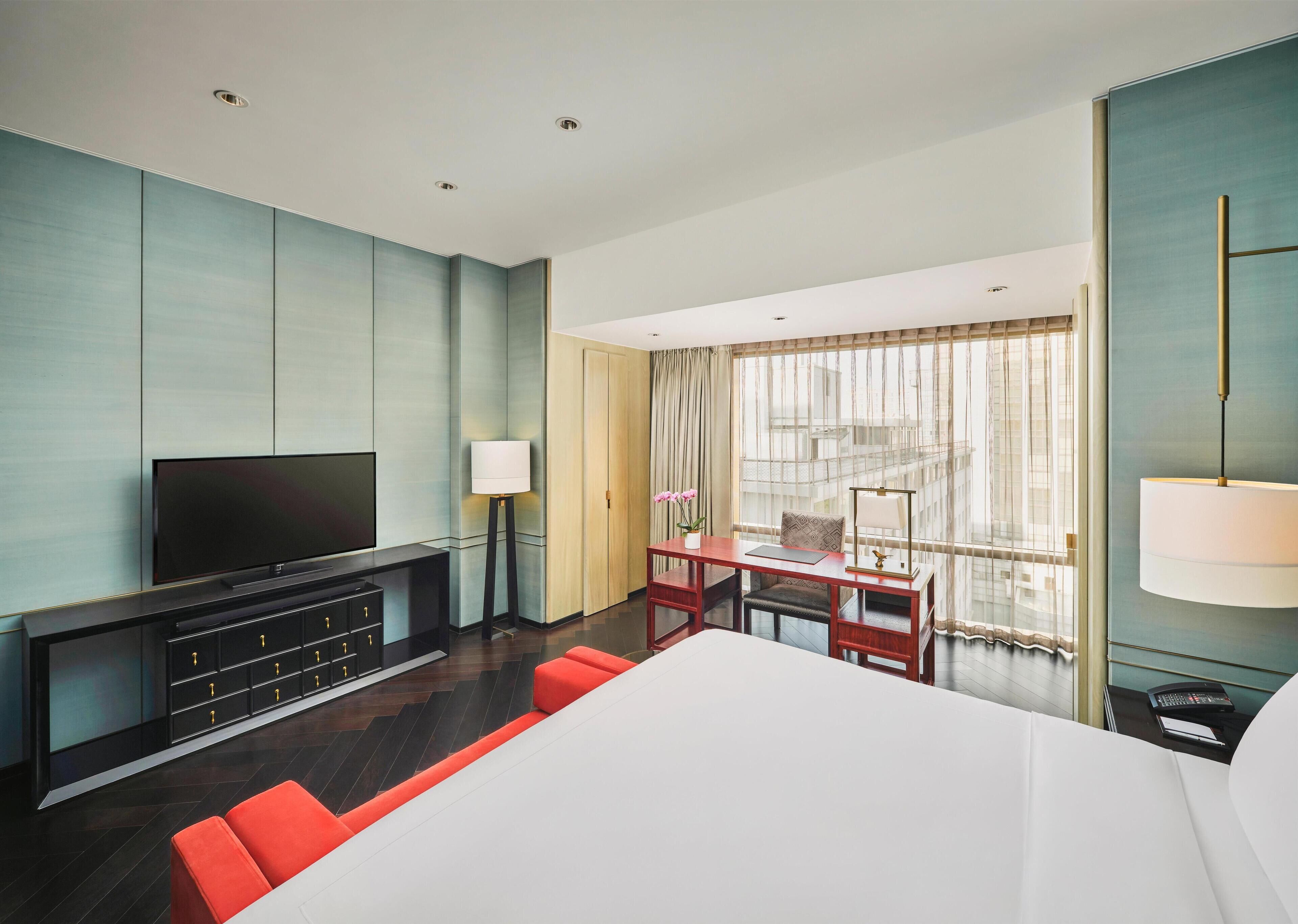 Deluxe Room, 1 King Bed | Premium bedding, minibar, in-room safe, laptop workspace