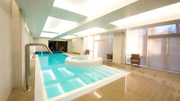 Indoor pool, sun loungers