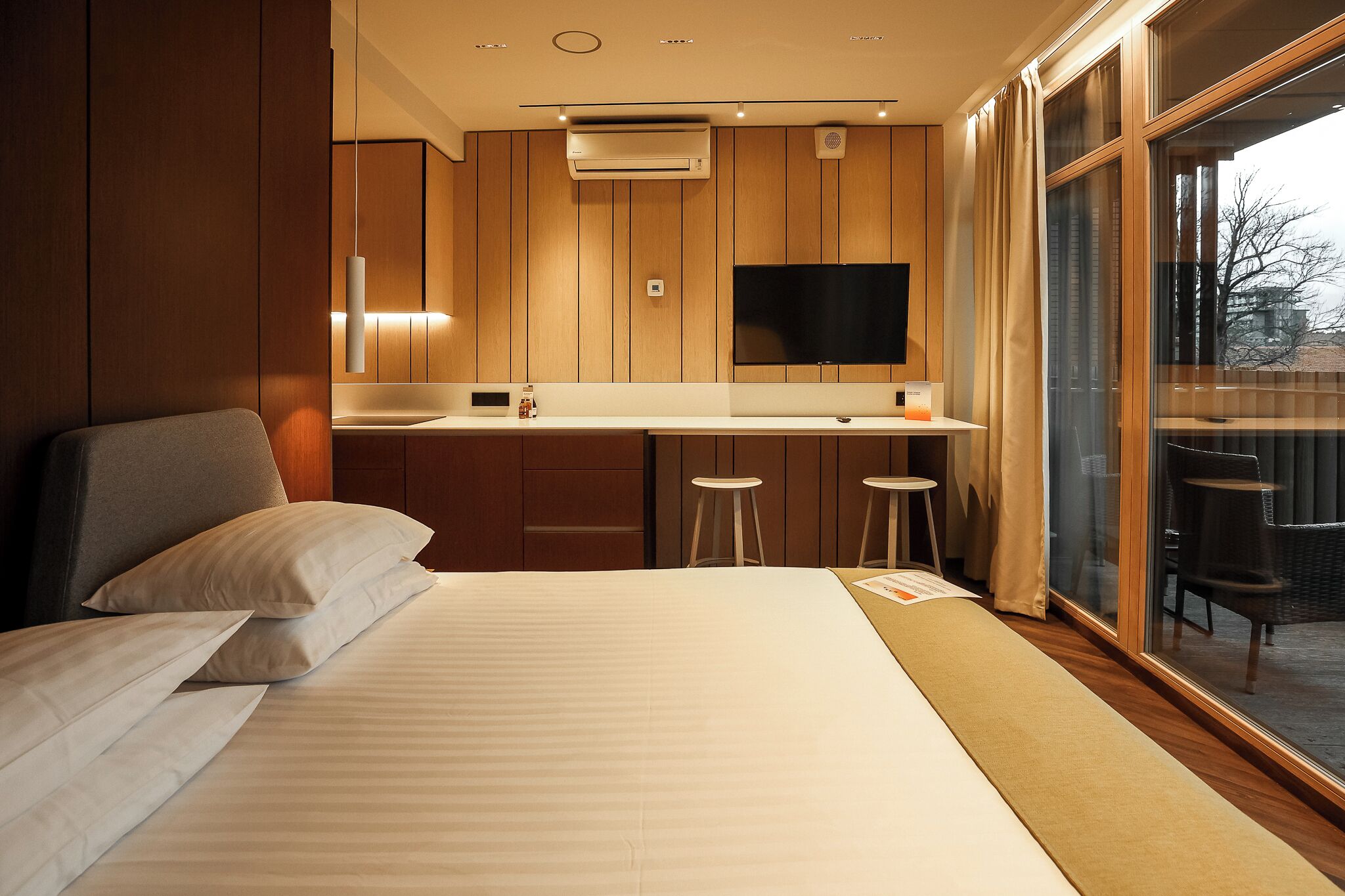 Studio Suite | Minibar, in-room safe, soundproofing, iron/ironing board