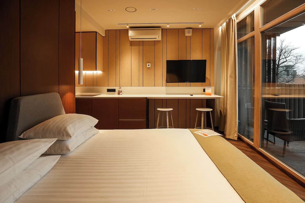 Studio Suite | Minibar, in-room safe, soundproofing, iron/ironing board