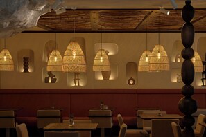 Petit déjeuner buffet (16 EUR par personne)