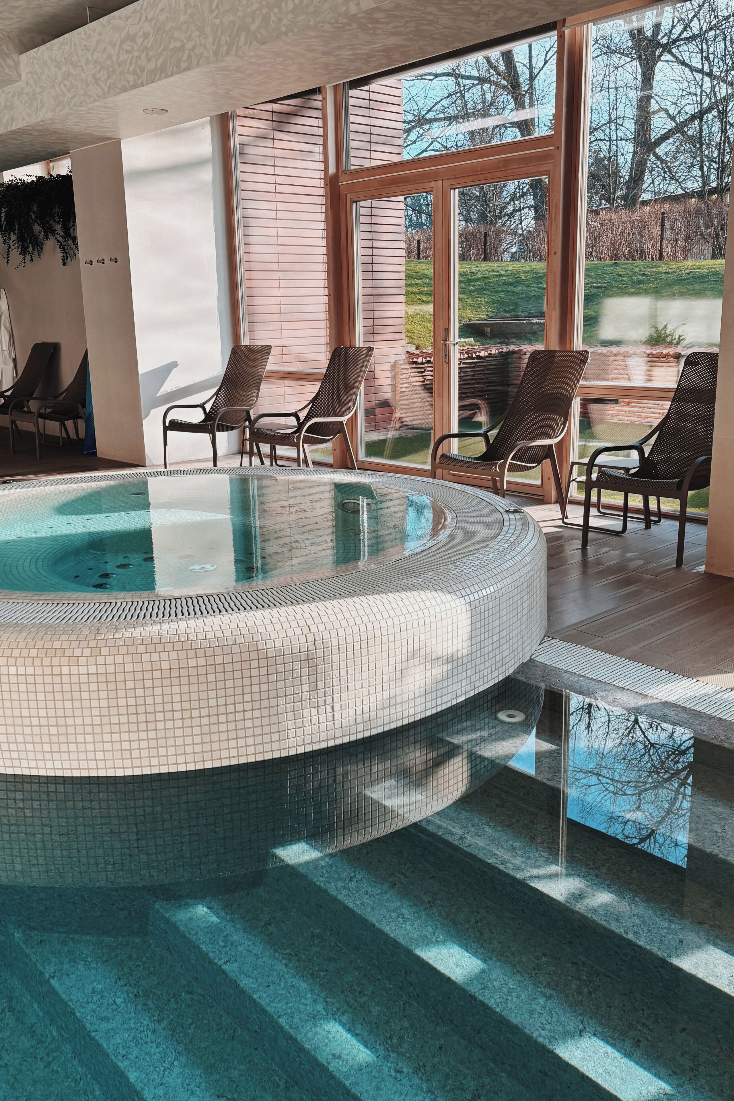 Piscine couverte, accès possible de 09 h 00 à 18 h 00, chaises longues 