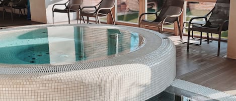 Innenpool, geöffnet von 09:00 Uhr bis 18:00 Uhr, Liegestühle