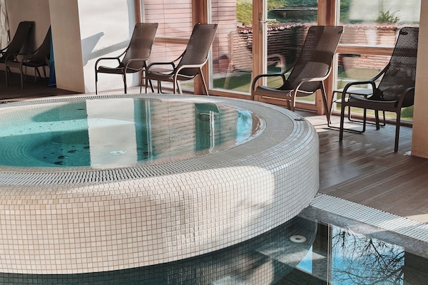 Innendørsbasseng og solsenger