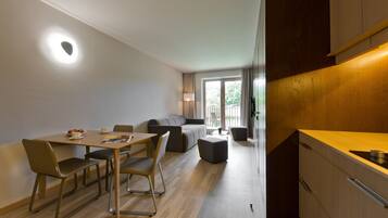 Minibar, vÀrdeförvaringsskÄp pÄ rummet och ljudisolering