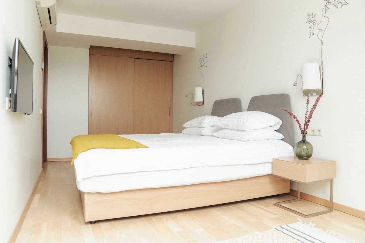 Familieleilighet (morning SPA access included) | Minibar, safe på rommet, lydisolert og strykejern/-brett