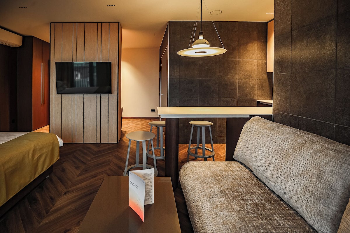 Exclusive Double Room to Sauna apartment with SPA access | Oppholdsområde | En 1-tommers LED-TV med kabel-kanaler