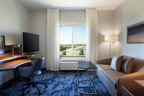 開放式客房, 1 張特大雙人床和 1 張沙發床 | 起居區 | 32-吋 LCD 液晶電視、有線頻道、電視