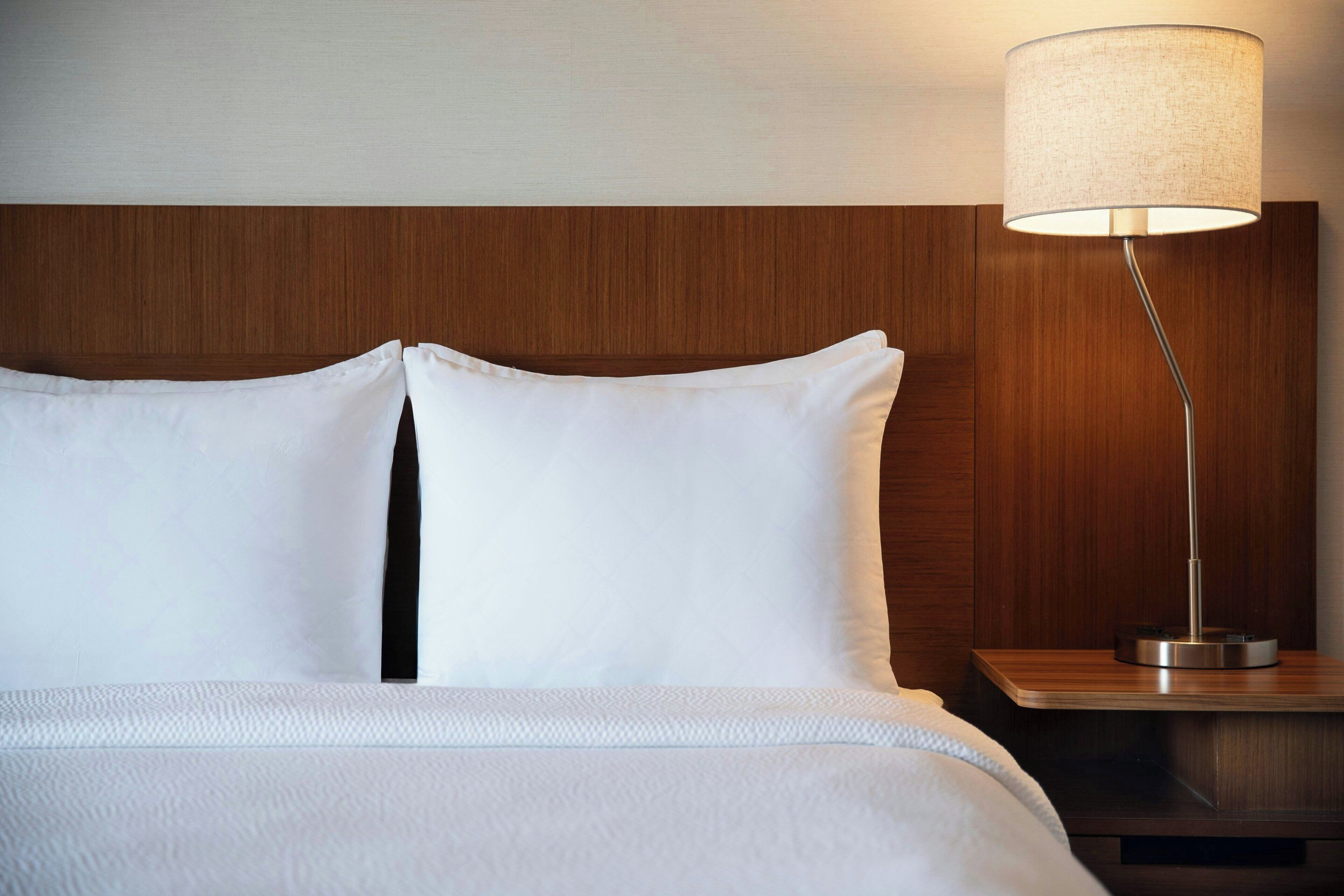 高級寢具、客房內保險箱、書桌、熨斗/熨衣板