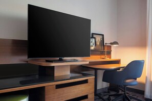 Estudio, 1 cama King size y sofá cama | Ropa de cama de alta calidad y caja de seguridad en la habitación 