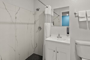 Articles de toilette de luxe, serviettes fournies, savon, shampoing