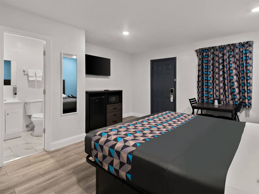 Standard Room, 1 King Bed, Non Smoking | Free WiFi