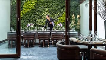 Breakfast, lunch, dinner served; American cuisine, al fresco dining