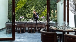 Breakfast, lunch, dinner served; American cuisine, al fresco dining  - Hotel Hugo (New York)