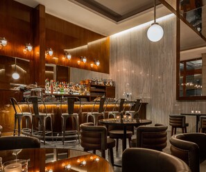 Breakfast, lunch, dinner served; American cuisine, al fresco dining  - Hotel Hugo (New York)