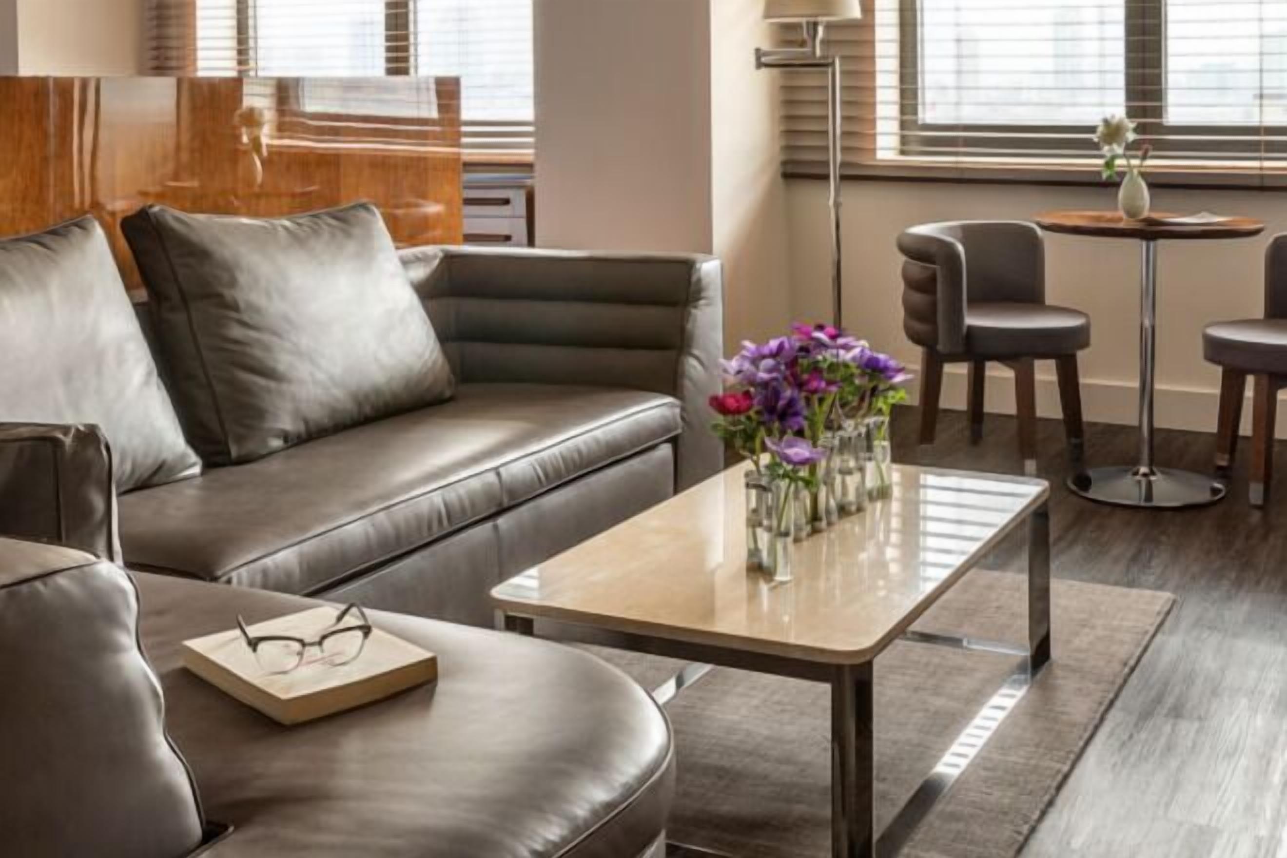 リビング エリア | 32 インチの薄型テ レビ (ケーブル放送視聴可)、テレビ、iPod ドック