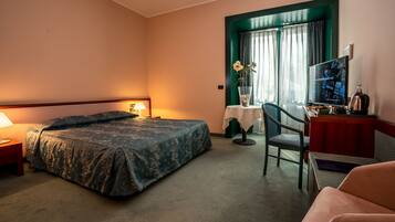 Minibar, caja de seguridad en la habitación y escritorio