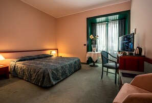 Standard Double Room Single Use | Minibar, in-room safe, desk, blackout drapes - Hotel Diana (Valdobbiadene)