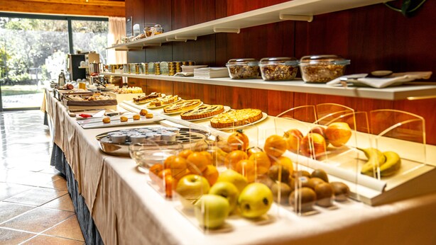 A buffet table with various food items and fruits. - Hotel Diana (Valdobbiadene)