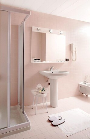 Superior-Dreibettzimmer | Badezimmer | Kostenlose Toilettenartikel, Haartrockner, Bidet, Handtücher