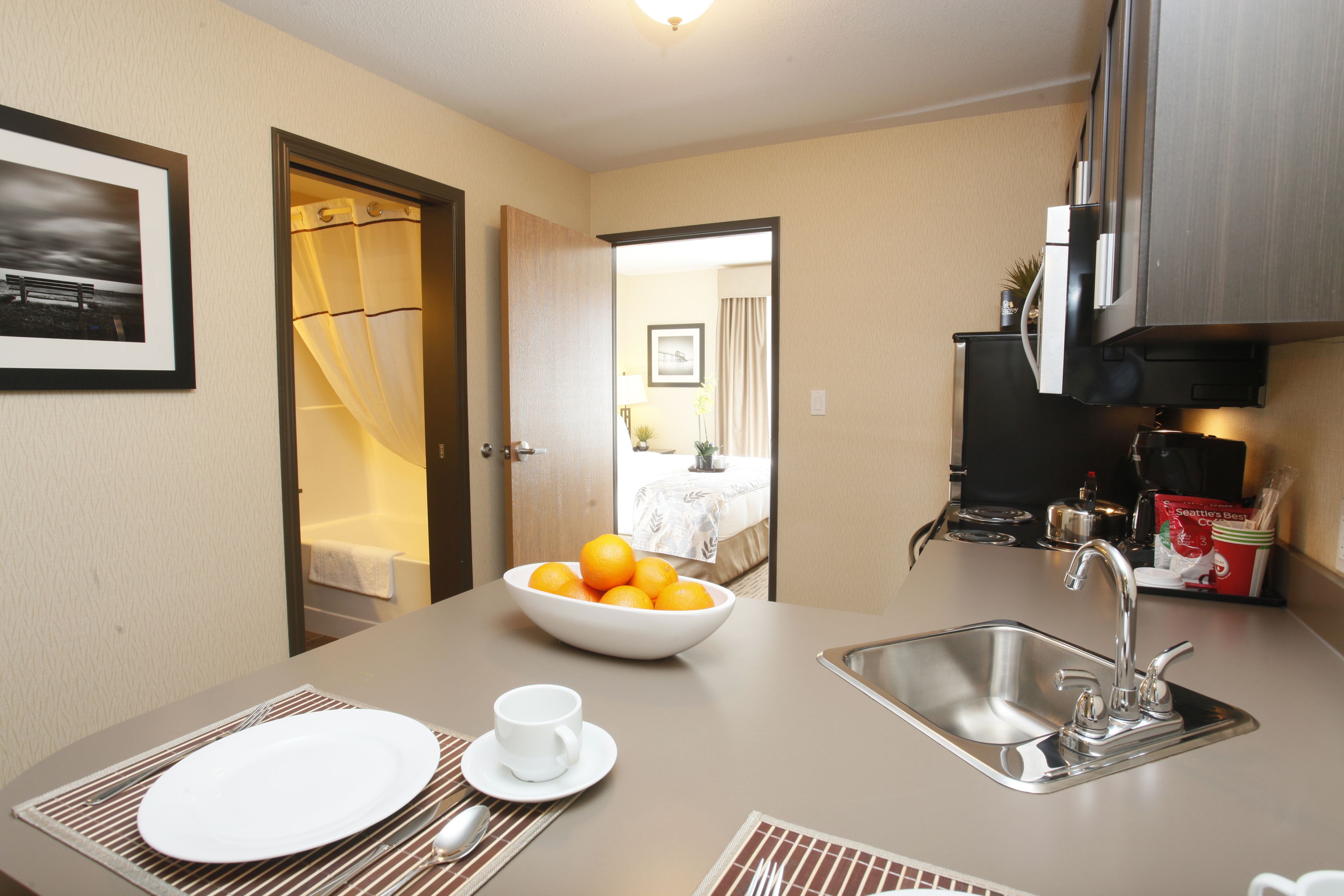deluxe suite, 1 bedroom, kitchen | in-room dining