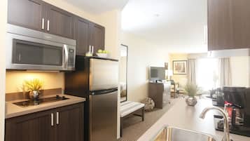 Deluxe Double Room, 2 Queen Beds, Kitchen | Private kitchen | Microwave, coffee/tea maker