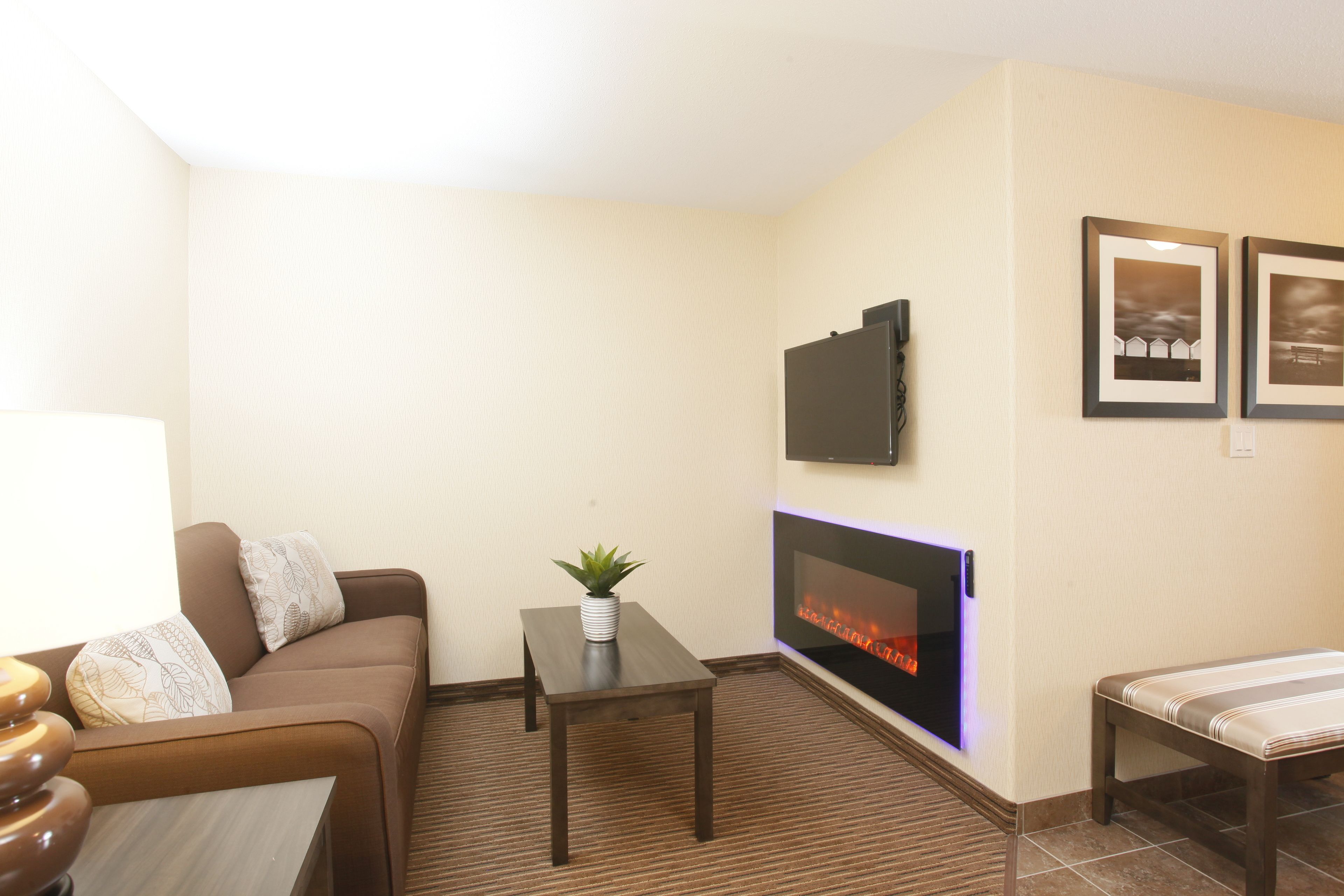 deluxe suite, 1 bedroom, kitchen | living area | 39-inch flat-screen tv with digital channels, tv