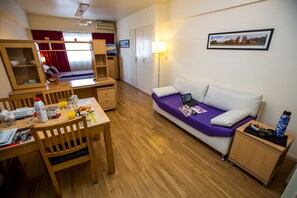 Triple Room | Living area | 32-inch LCD TV with cable channels, TV, pay movies - Callao Suites Recoleta (Buenos Aires)