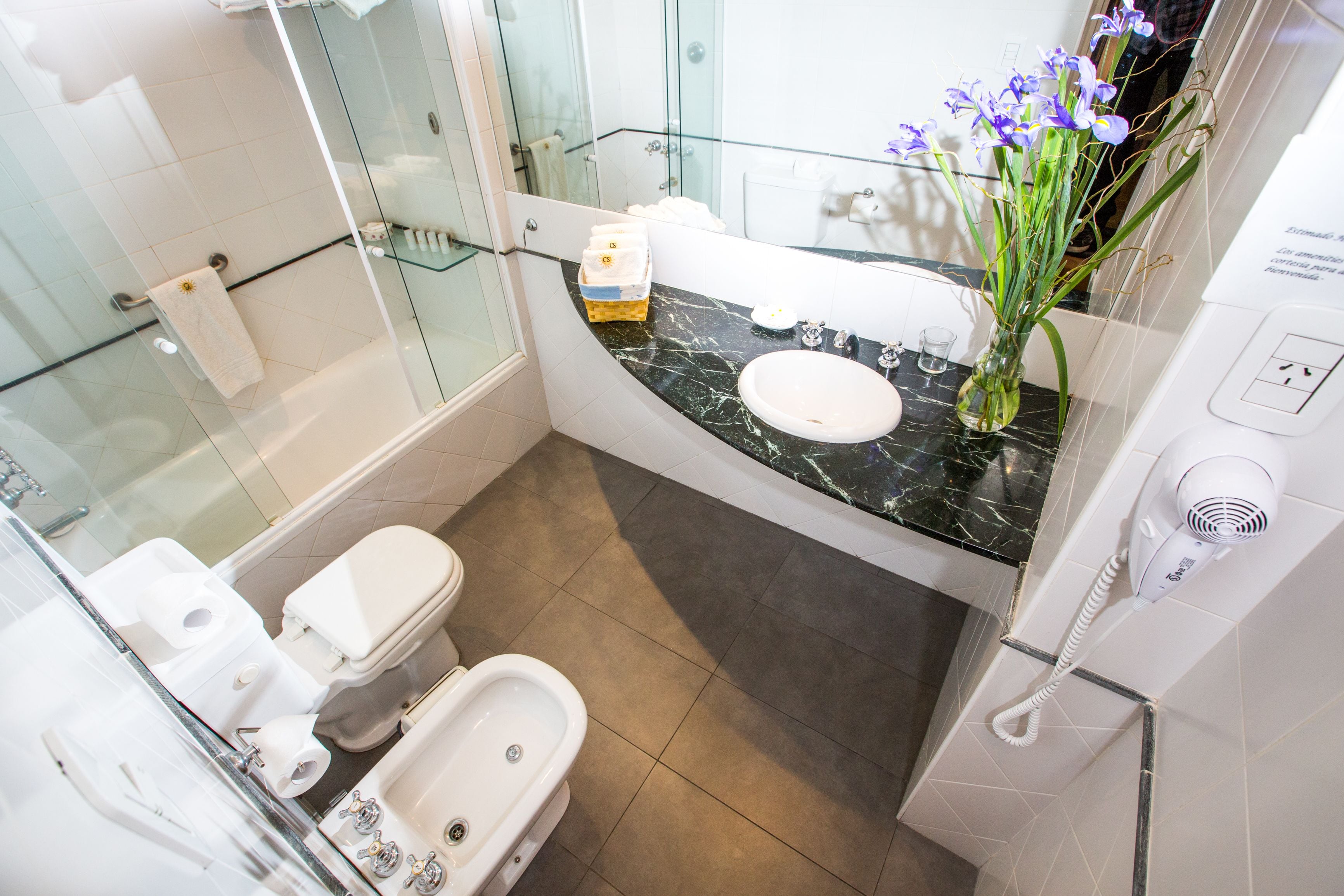 وحدات دش مع أحواض استحمام، حوض استحمام ع ميق، دُش غزير، مجففات شعر