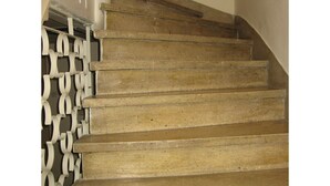 Una escalera de madera con barandilla de metal.